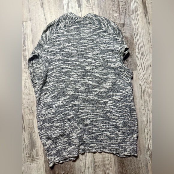 3/$20 Women’s Nollie sweater cardigan - Picture 8 of 8